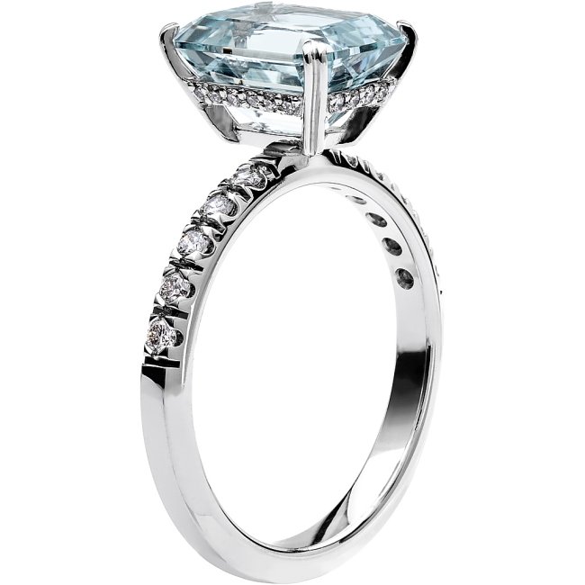 Schalins Ring i 18k vitguld med en smaragdslipad Akvamarin sten 10x8 mm, 20st briljantslipade diamanter